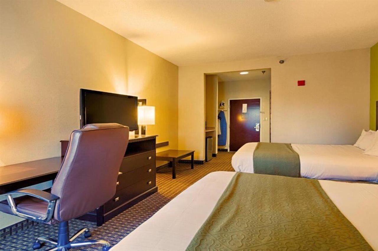 Quality Inn & Suites Quantico Stafford Exterior photo